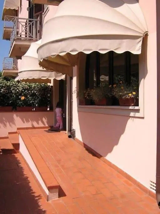 Apartment Al Mare Della Versilia Pietrasanta Italy